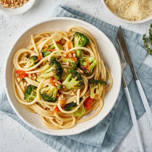 Makaron linguine z brokułami, orzeszkami piniowymi i rodzynkami