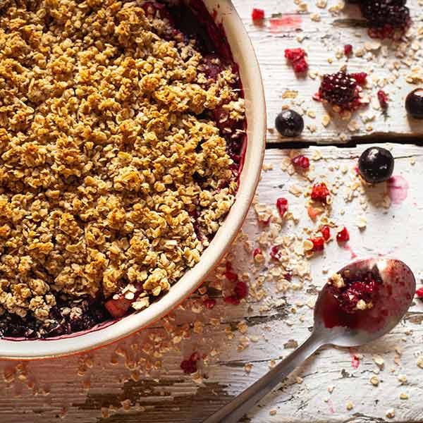 Crumble z wiśniami i mąką migdałową