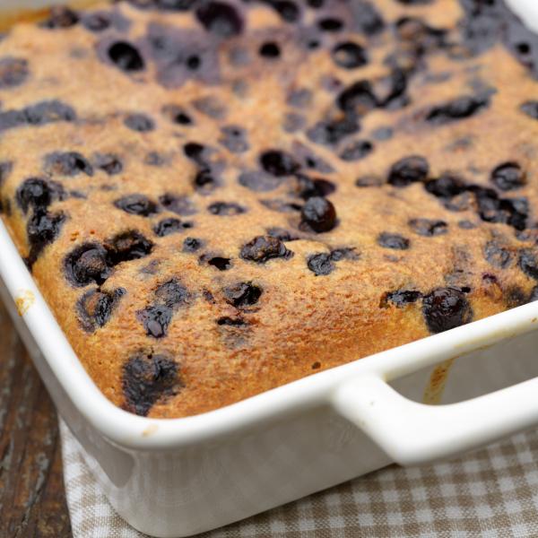 Clafoutis z czarną porzeczką i mąką z orzechów laskowych