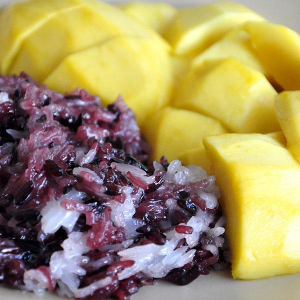 Czarny ryż z mleczkiem kokosowym i mango